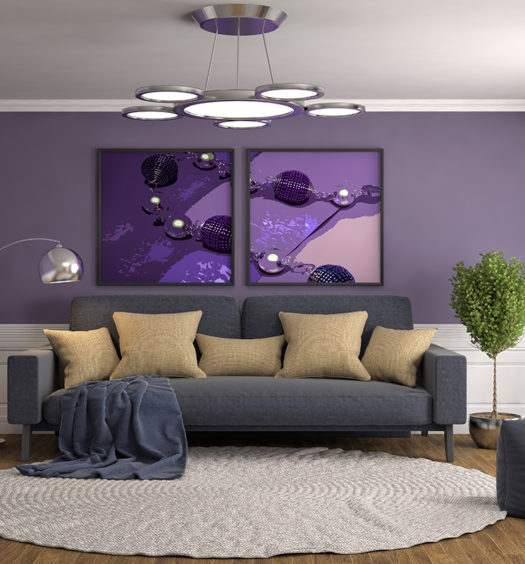 Sofa mit violetter Wand